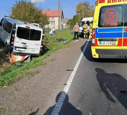 Czołowe zderzenie auta osobowego z busem na DK19 w Białce