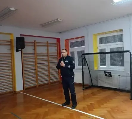 Policjant z Radzynia Podlaskiego uczył dzieci bezpieczeństwa w drodze do szkoły