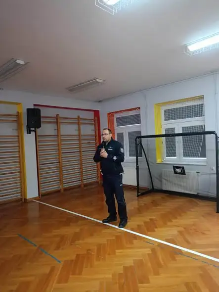 Policjant z Radzynia Podlaskiego uczył dzieci bezpieczeństwa w drodze do szkoły