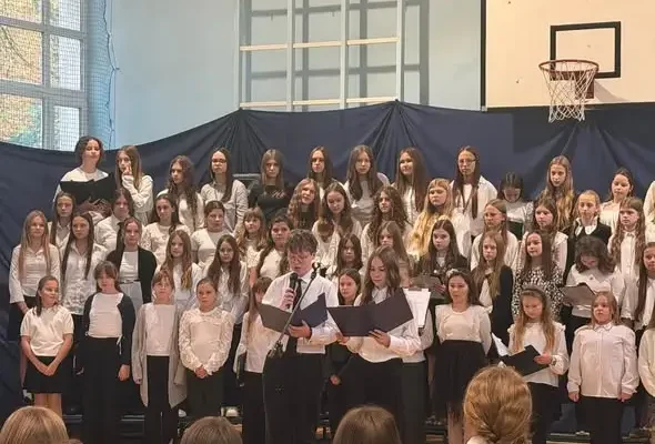 Dzień Edukacji Narodowej w szkole – upominki, kwiaty i słodki tort od Rady Rodziców