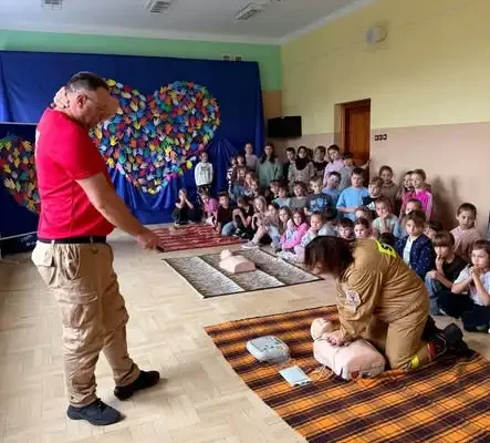 Druhowie z OSP uczyli dzieci pierwszej pomocy w Wohyniu