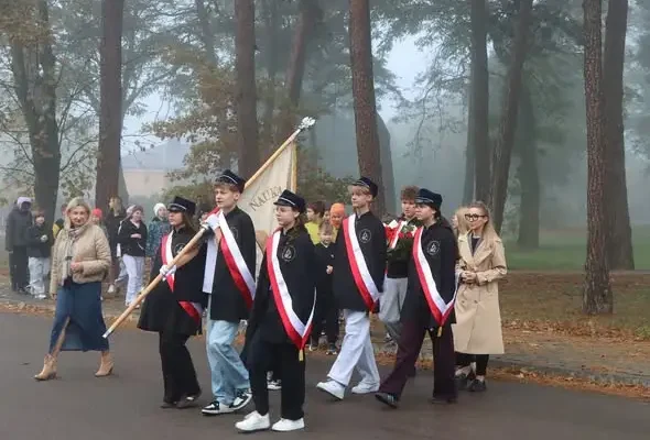 Dzień Papieski w Zespole Placówek Oświatowych w Borkach – hołd uczniowskiej społeczności