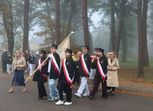 Dzień Papieski w Zespole Placówek Oświatowych w Borkach – hołd uczniowskiej społeczności