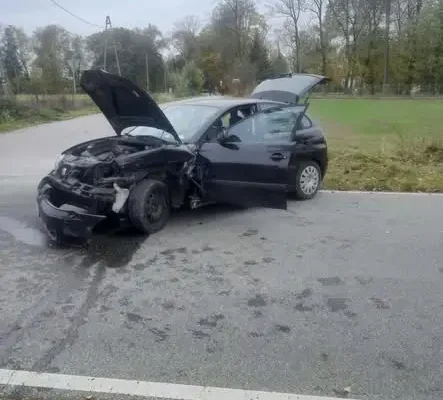 Zderzenie dwóch aut w Bojanówce na drodze powiatowej. Dwie osoby poszkodowane