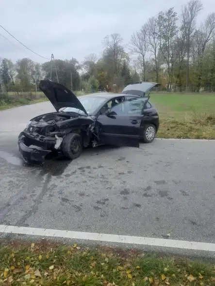 Zderzenie dwóch aut w Bojanówce na drodze powiatowej. Dwie osoby poszkodowane