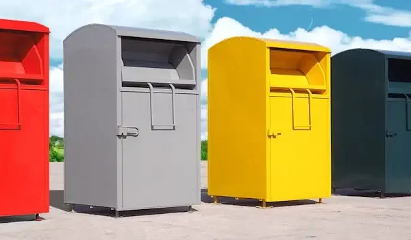 Kontenery na odzież i tekstylia z Ulana-Majoratu przeniesione pod cmentarz w Zarzecu Ulańskim