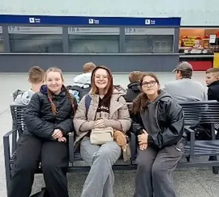 Klasa VIIa z Bedlna na dwudniowej wycieczce do Łodzi – pociągiem, tramwajem i w ciemności