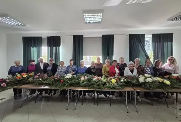 Seniorzy z Gminnego Ośrodka Kultury tworzyli wiązanki nagrobne