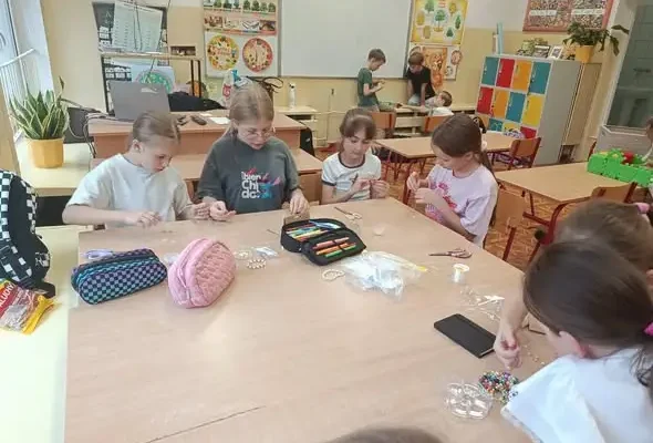 Kreatywne bransoletki na zajęciach świetlicowych w szkole przy Chmielowskiego