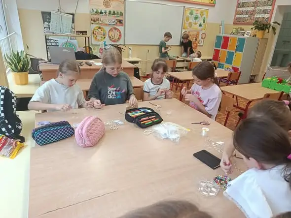Kreatywne bransoletki na zajęciach świetlicowych w szkole przy Chmielowskiego