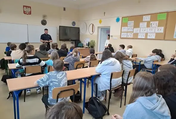 Policjant uczył uczniów z Radzynia Podlaskiego, jak bezpiecznie korzystać z sieci i dróg